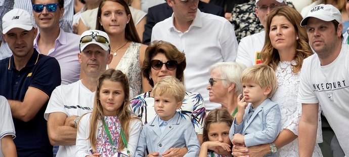 Federerova rodina (Myla Rose, Charlene Riva, Lenny and Leo) v kompletu na Wimbledonu