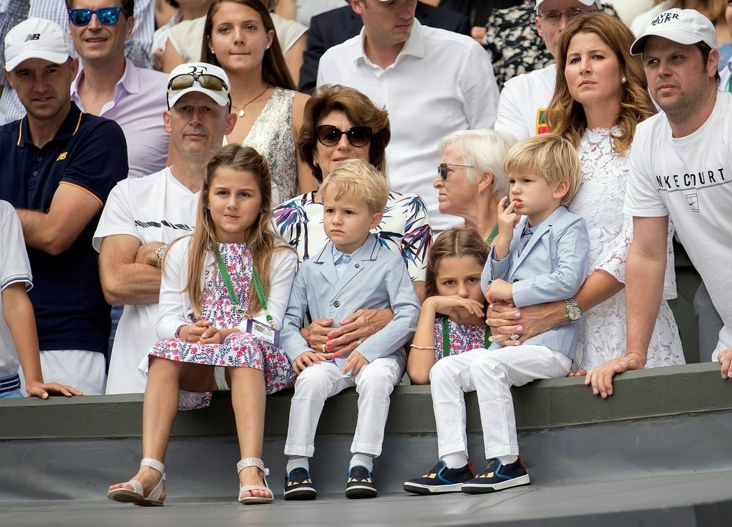 Federerova rodina v kompletu na Wimbledonu