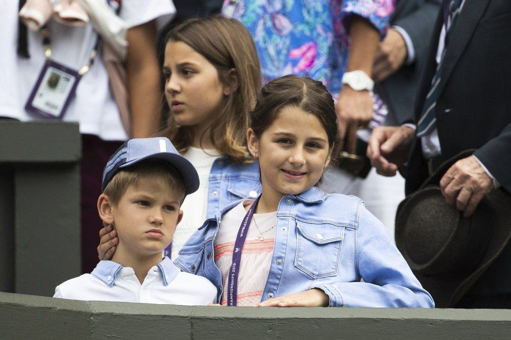 Děti Rogera Federera nakonec mohly být v klidu. V Londýně ještě balit kufry nebudou.