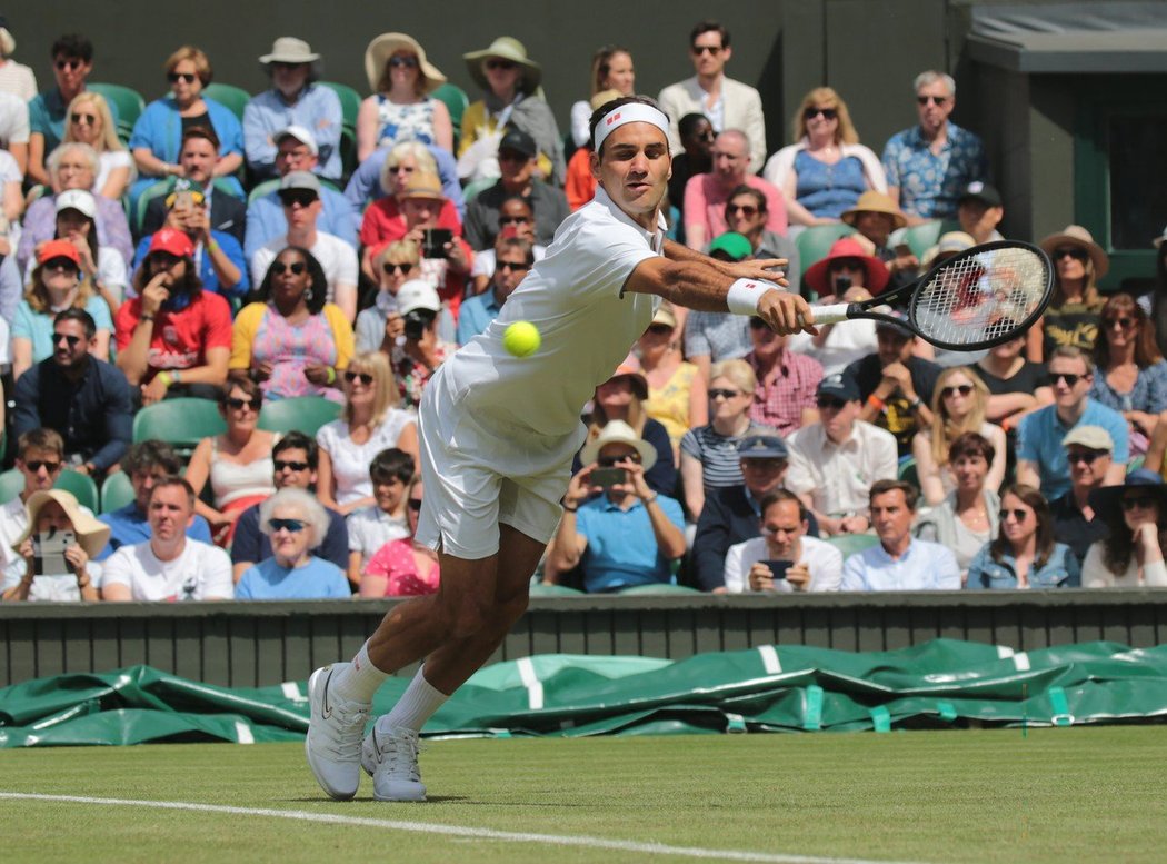 Roger Federer v ´vodním kole Wimbledonu 2019