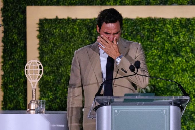 Federer v Síni slávy: pláč i vzpomínka na zesnulé trenéry. Dojemná řeč manželky Federer v Síni slávy: pláč i vzpomínka na zesnulé trenéry. Dojemná řeč manželky