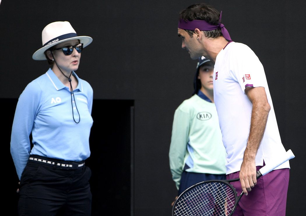 Roger Federer diskutuje s čárovou rozhodčí