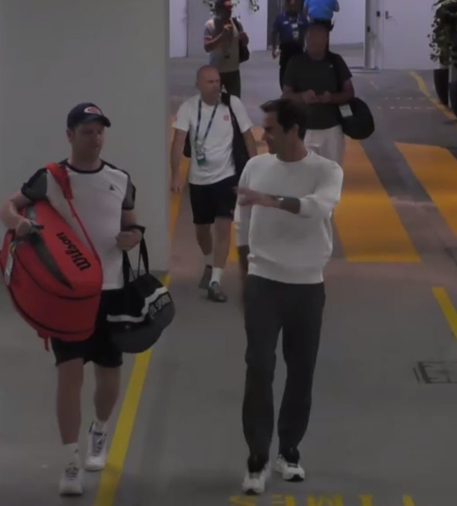 Roger Federer se v zákulisí Rod Laver Areny pošťuchoval se svým fyzioterapeutem