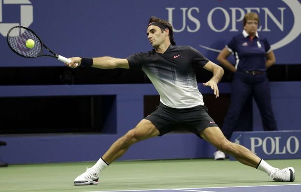Švýcarský tenista Roger Federer potřeboval při návratu na US Open pět setů, aby v 1. kole porazil domácího Francese Tiafoea 4:6, 6:2, 6:1, 1:6 a 6.4. Švýcarský tenista Roger Federer potřeboval při návratu na US Open pět setů, aby v 1. kole porazil domácího Francese Tiafoea 4:6, 6:2, 6:1, 1:6 a 6.4.