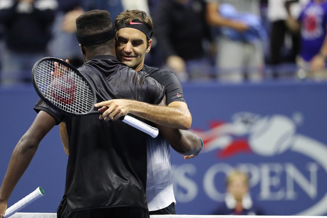 Švýcarský tenista Roger Federer potřeboval při návratu na US Open pět setů, aby v 1. kole porazil domácího Francese Tiafoea 4:6, 6:2, 6:1, 1:6 a 6.4.