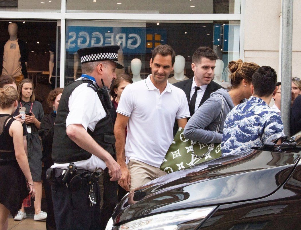 Federer s manželkou Mirkou opouští obchod s oblečením. Na ulici bylo rušno a vše hlídala policie.