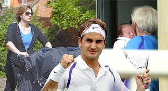 Hurá za tátou! Federerova manželka ukázala dvouměsíční miminka