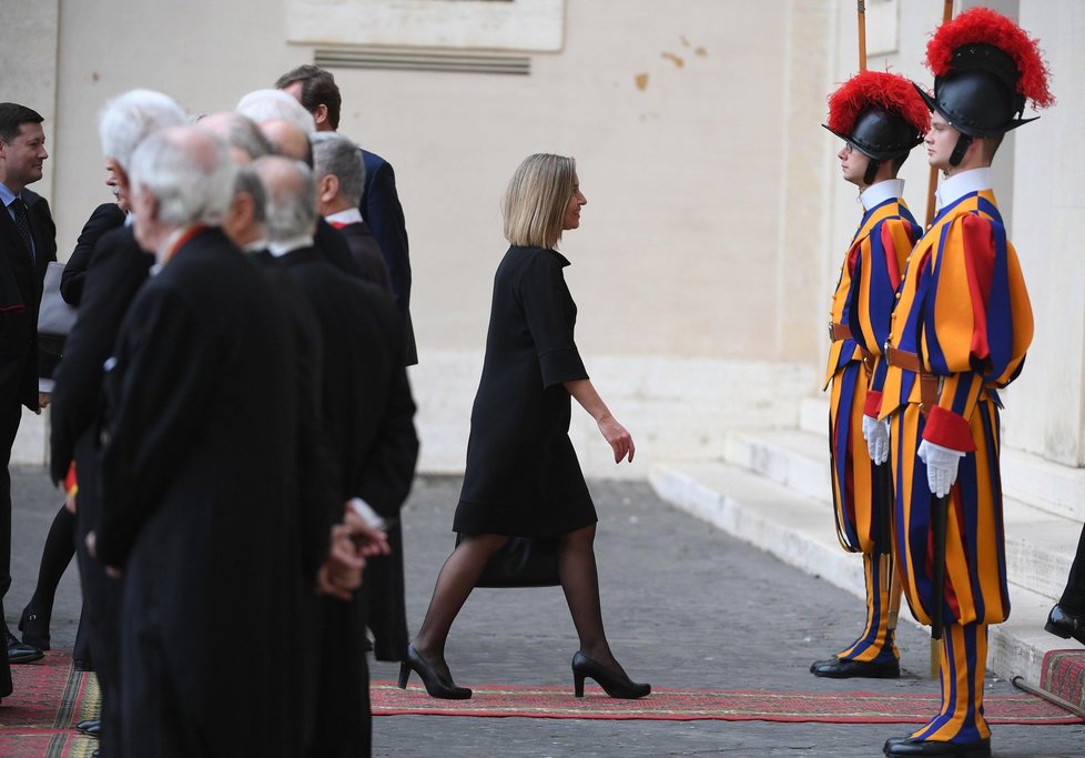 Šéfka unijní diplomacie Federica Mogherini míří na setkání s papežem Františkem.