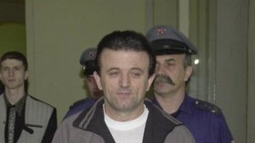 Fehim Hanuša po 23 letech vysoudil odškodné 150 tisíc korun. Fotografie z roku 2005 u soudu v Plzni