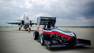 České týmy Formula Student testují okruh formule 1 v Abú Dhabí pro závody na Expo 2020