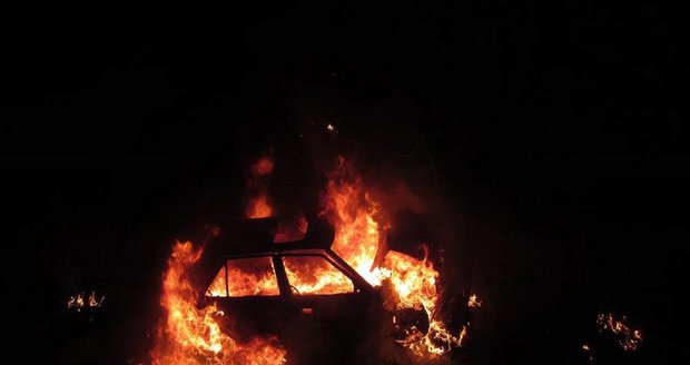 Muž z Brna zapálil svému kamarádovi auto. Ilustrační foto.