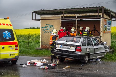 Jedna ze smrtelných nehod tohoto víkendu: ŘIdič "rozštípl" svou Felicii o zastávku