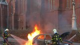 Auto hořelo za jízdy: Posádka vyvázla zázrakem