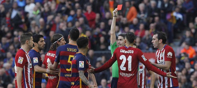 Felipe Luís dostal za faul na Messiho červenou kartu