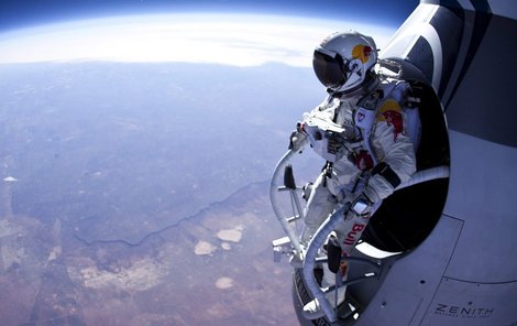 Felix Baumgartner se chystá ve výšce 21 640 metrů vkročit do prázdna.