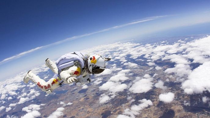 Felix Baumgartner již absolvoval několik zkušebních skoků. Letos v březnu skočil z výšky 22 kilometrů a v srpnu se vrhnul vstříc Zemi z 29 km výšky.