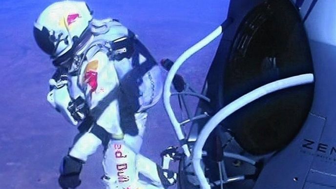 Felix Baumgartner se vrhá k rekordnímu seskoku z bezmála čtyřicetikilometrové výšky