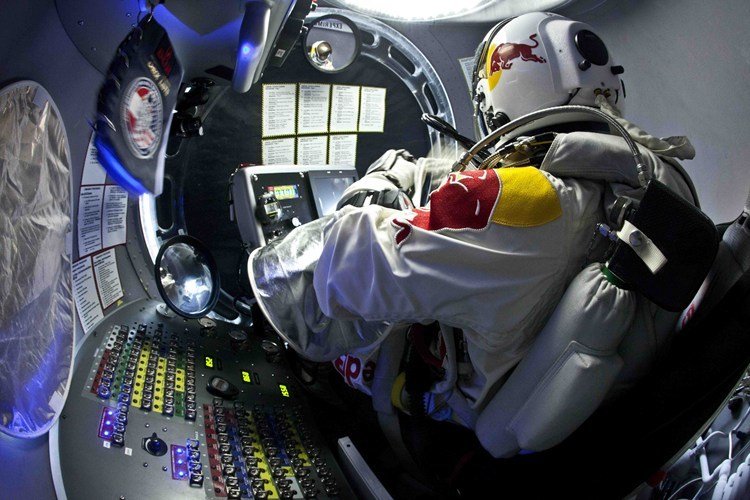 Skokan Felix Baumgartner SE NÁLEŽITĚ PŘIPRAVOVAL