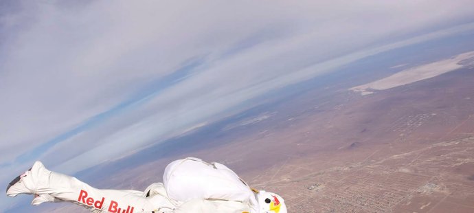 Blázen Felix Baumgartner chce skočit z výšky 36 km!