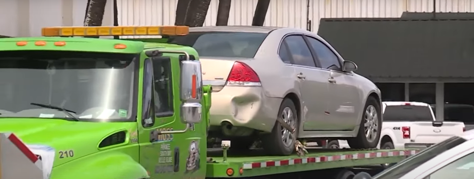 Komu patřilo nabourané auto, které policie zajistila, zatím není jasné.