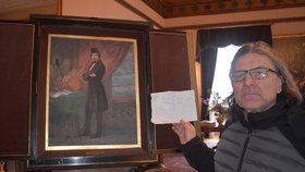 Radomír Přibyla s originálem dopisu od Felixe Lichnovského a s jeho portrétem.