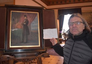 Radomír Přibyla s originálem dopisu od Felixe Lichnovského a s jeho portrétem.