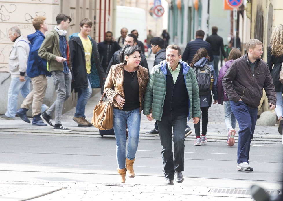 Při procházce Prahou se Dáda Patrasová s italským milencem Vitem drželi za ruce a líbali se.