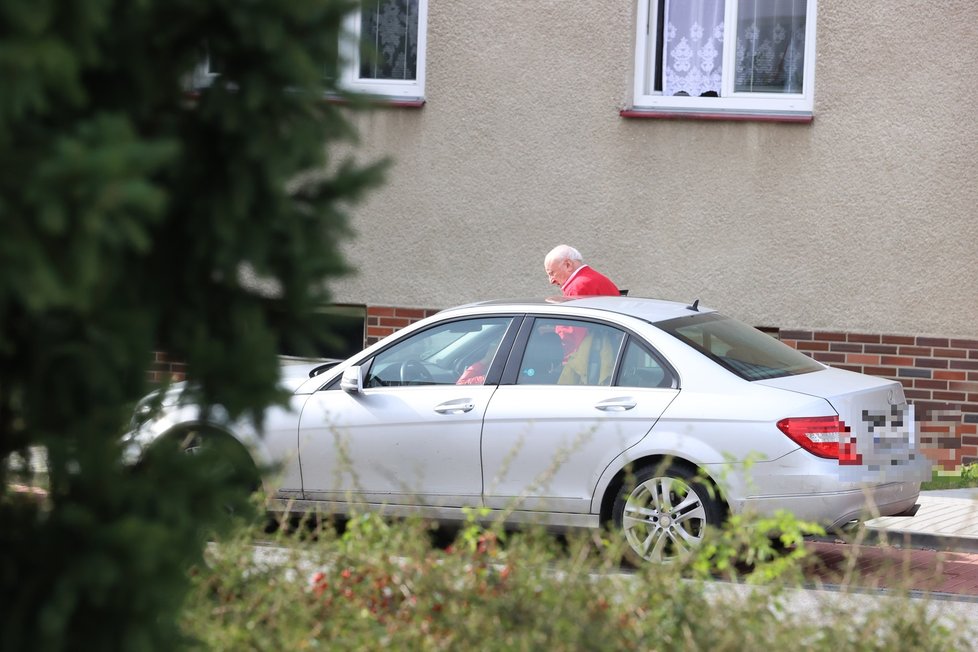 11. 10. 2021, 13:10 hod., Písek: Lucie Gelemová vyzvedla Felixe Slováčka z nemocnice a jeho mercedesem ho odvezla do Prahy.