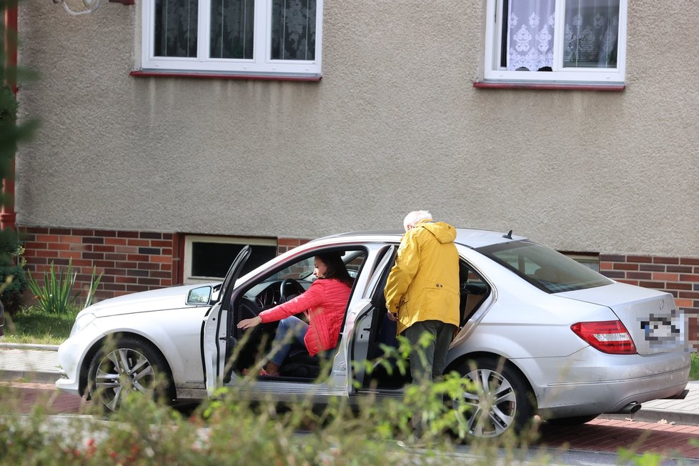 11. 10. 2021, 13:10 hod., Písek: Lucie Gelemová vyzvedla Felixe Slováčka z nemocnice a jeho mercedesem ho odvezla do Prahy