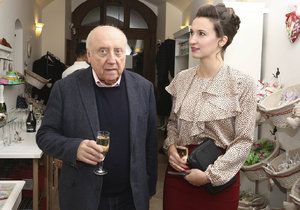 Felix Slováček přivedl do cukrárny svou milenku Lucii Gelemovou.