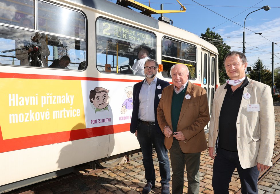 Aleš Tomek, Felix Slováček a Miroslav Roček před tramvají, která šířila osvětu