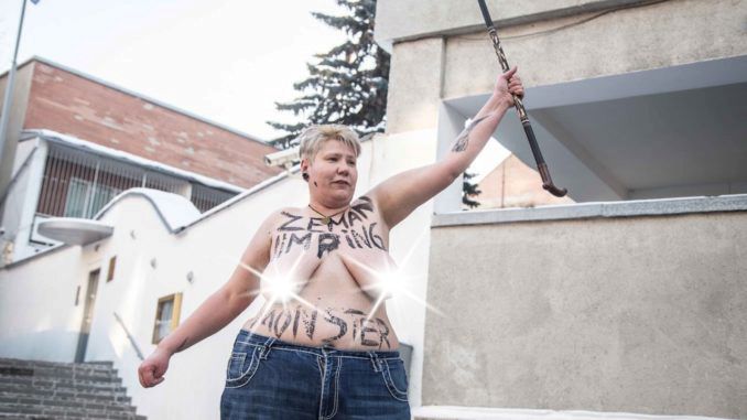 Členka Femen se během 2. kola prezidentských voleb svlékla před českou ambasádou v Kyjevě. Zemana označila za &#34;kulhavou příšeru&#34;.