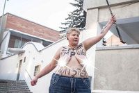 Zeman opět na nahém hrudníku: Aktivistka ho označila za kulhavou příšeru