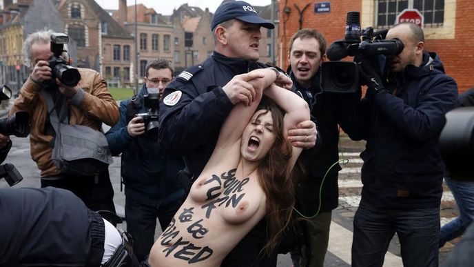 Aktivistky hnutí Femen protestují u budovy soudu, kde soudí Strausse-Kahna