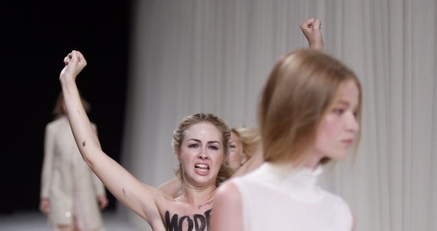 Feministka přiběhla k modelce Hollie-May Saker a snažila se jí vyhrnout sukni.