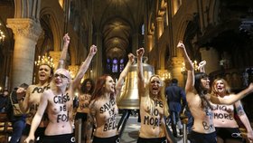 Řádění feministek v Notre-Dame v Paříži