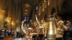 Rozruch v Notre Dame: Netradiční "rozloučení" s papežem Benediktem XVI.