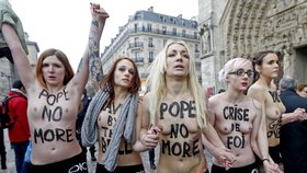 Členky hnutí Femen vzbudily rozruch v ulicích Paříže i v minulosti