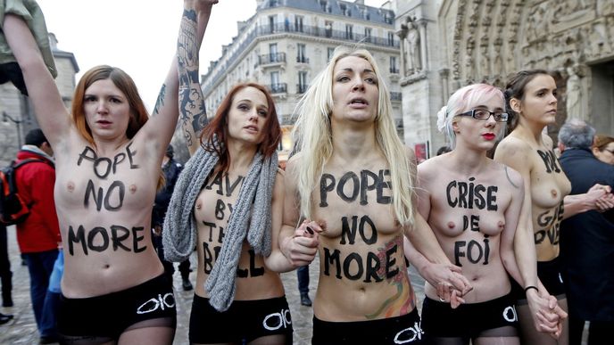 Členky hnutí Femen vzbudily rozruch v ulicích Paříže