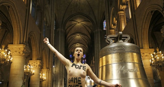 Oslavit odchod papeže Benedikta XVI. vyrazily do katedrály Notre Dame členky hnutí femen