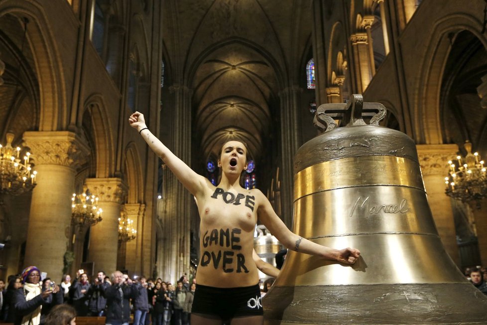 Oslavit odchod papeže Benedikta XVI. vyrazily do katedrály Notre Dame členky hnutí Femen.