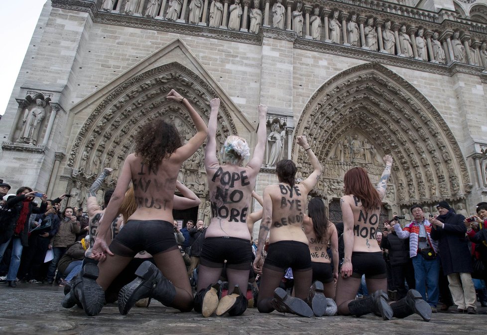 Celkem osm členek hnutí Femen se vydalo protestovat proti papeži na posvátnou církevní půdu