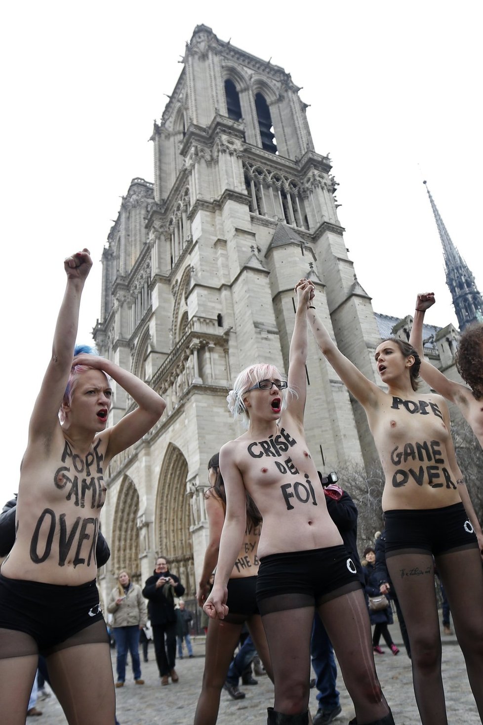 Feministky vyveděné před katedrálu Notre Dame