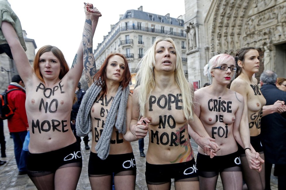 Členky hnutí FEMEN vzbudily rozruch v ulicích Paříže.