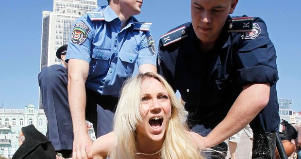 Nezištné aktivistky FEMEN? Ale kdeže. Za „akci“ prý inkasují desítky tisíc 