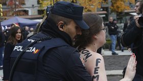 Polonahé aktivistky Femen narušily v Madridu frankistickou manifestaci