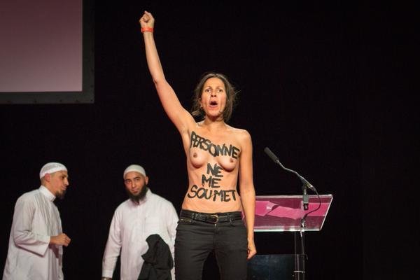 FEMEN proslulo bizarními protesty.