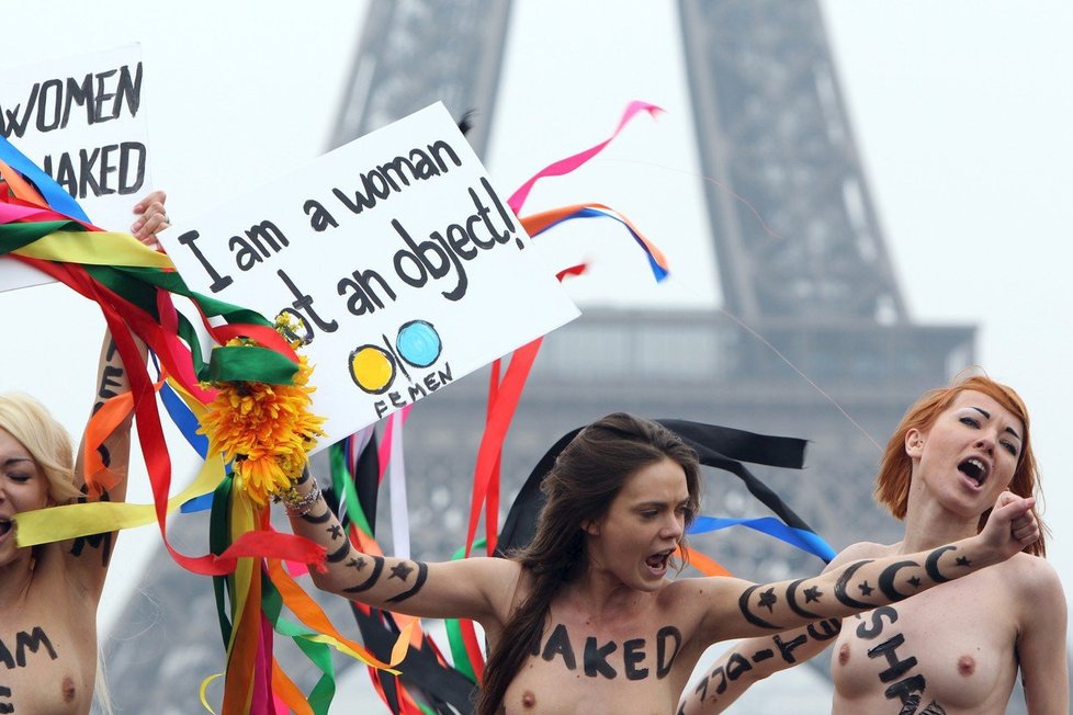 Spoluzakladatelka nahých aktivistek Femen Oksana Šačková (uprostřed) spáchala sebevraždu v Paříži