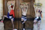 Dívky z hnutí FEMEN vystrkují zadnice na dům Strausse-Kahna 