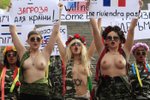 Ženy z organizaceFEMEN chtějí oslovit celý svět. Na tomto snímku zrovna protestují proti hrozbě fašismu